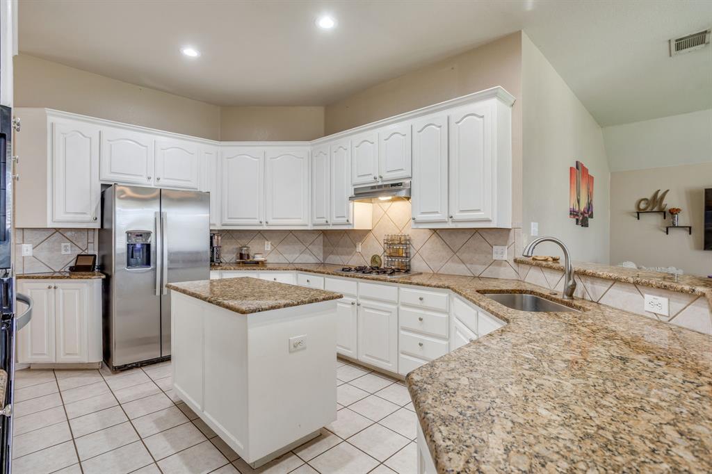 779 Little Ridge Court Burleson, TX 76028 - Photo 9 of 40