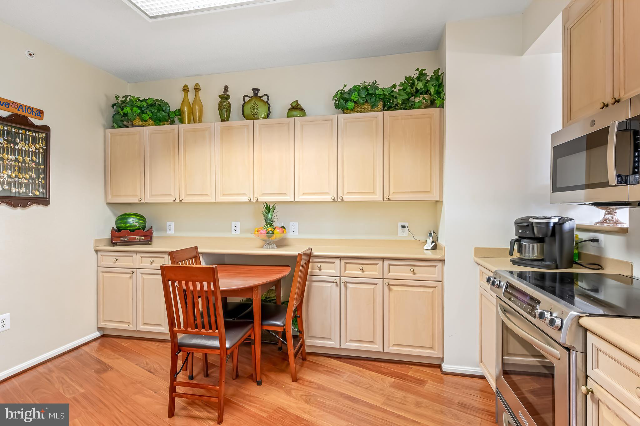 19355 Cypress Ridge Terrace, Unit 1021 Leesburg, VA 20176 - Photo 10 of 51 Area for a small table