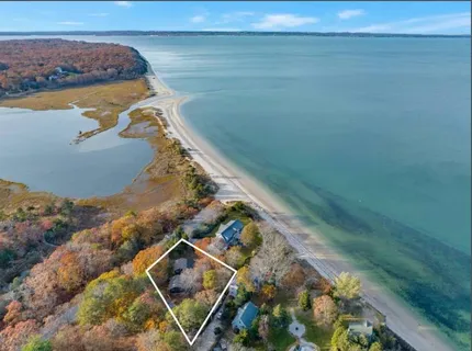$1,625,000 | 14 East Landing, Hampton Bays, NY 11946