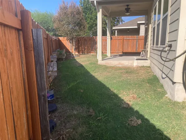a view of a backyard