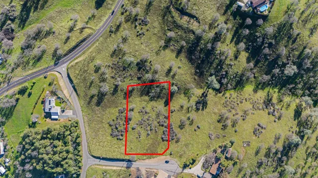 an aerial view of a yard