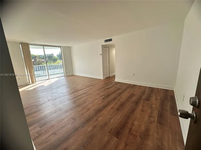 $1,950 | 492 Northwest 165th Street, Unit C215, Miami, FL 33169