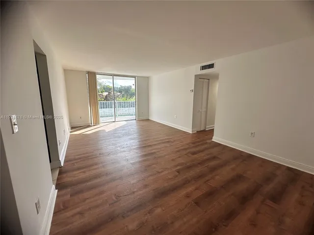 $1,950 | 492 Northwest 165th Street, Unit C215, Miami, FL 33169