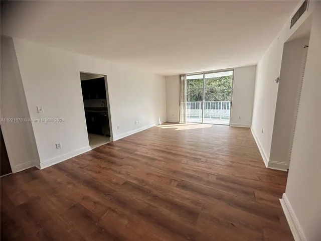 $1,950 | 492 Northwest 165th Street, Unit C215, Miami, FL 33169