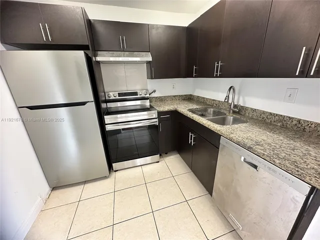 $1,950 | 492 Northwest 165th Street, Unit C215, Miami, FL 33169