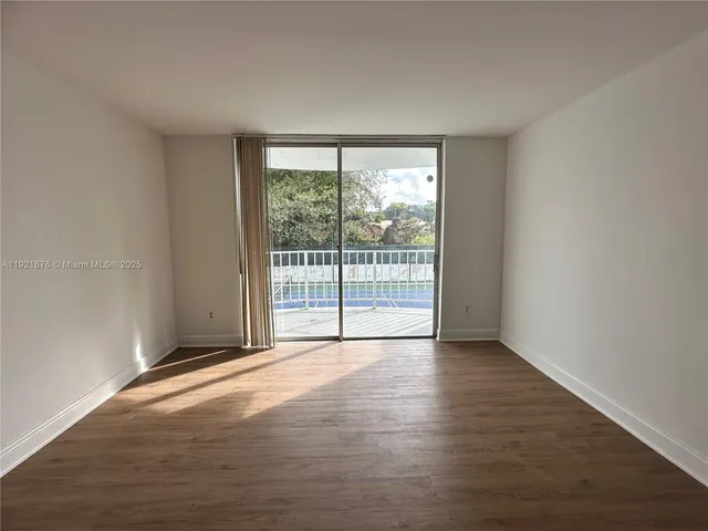 $1,950 | 492 Northwest 165th Street, Unit C215, Miami, FL 33169