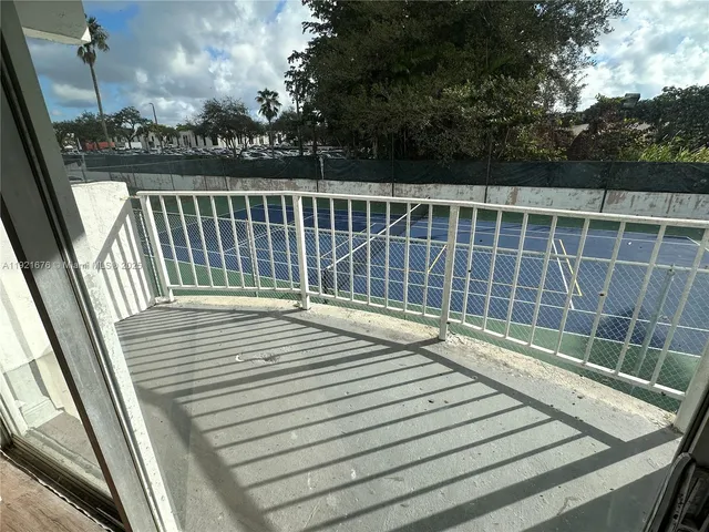 $1,950 | 492 Northwest 165th Street, Unit C215, Miami, FL 33169