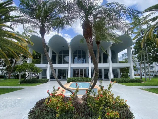 $1,950 | 492 Northwest 165th Street, Unit C215, Miami, FL 33169