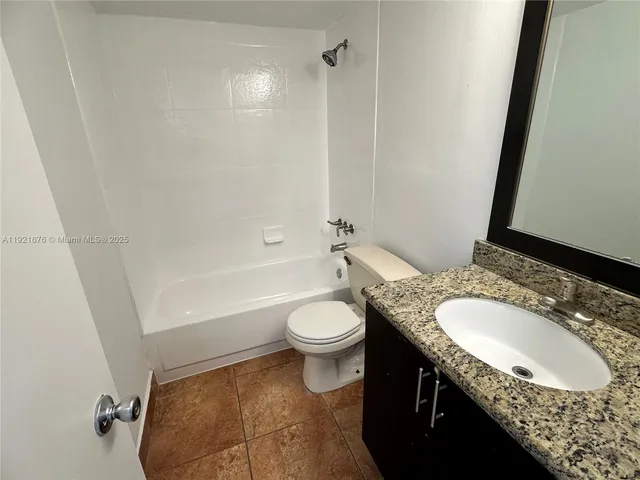 $1,950 | 492 Northwest 165th Street, Unit C215, Miami, FL 33169