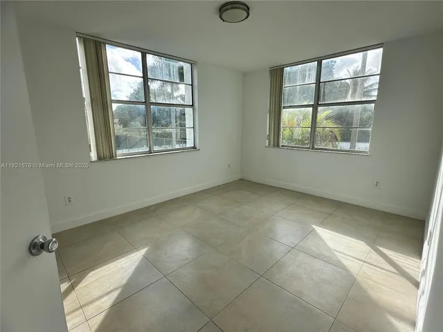 $1,950 | 492 Northwest 165th Street, Unit C215, Miami, FL 33169