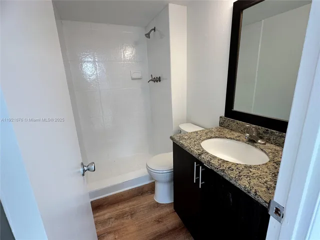 $1,950 | 492 Northwest 165th Street, Unit C215, Miami, FL 33169