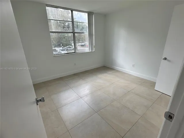 $1,950 | 492 Northwest 165th Street, Unit C215, Miami, FL 33169