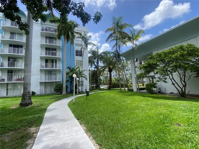 $1,950 | 492 Northwest 165th Street, Unit C215, Miami, FL 33169