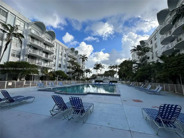 $1,950 | 492 Northwest 165th Street, Unit C215, Miami, FL 33169