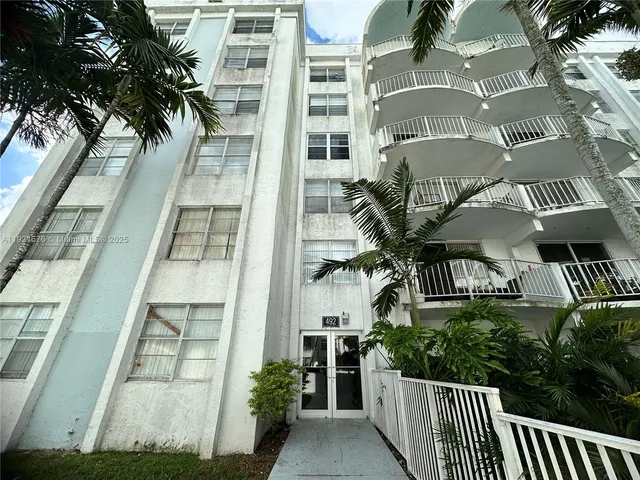 $1,950 | 492 Northwest 165th Street, Unit C215, Miami, FL 33169