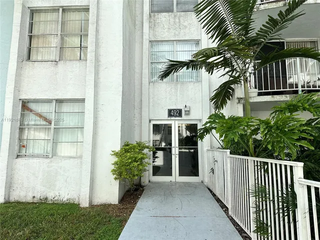 $1,950 | 492 Northwest 165th Street, Unit C215, Miami, FL 33169