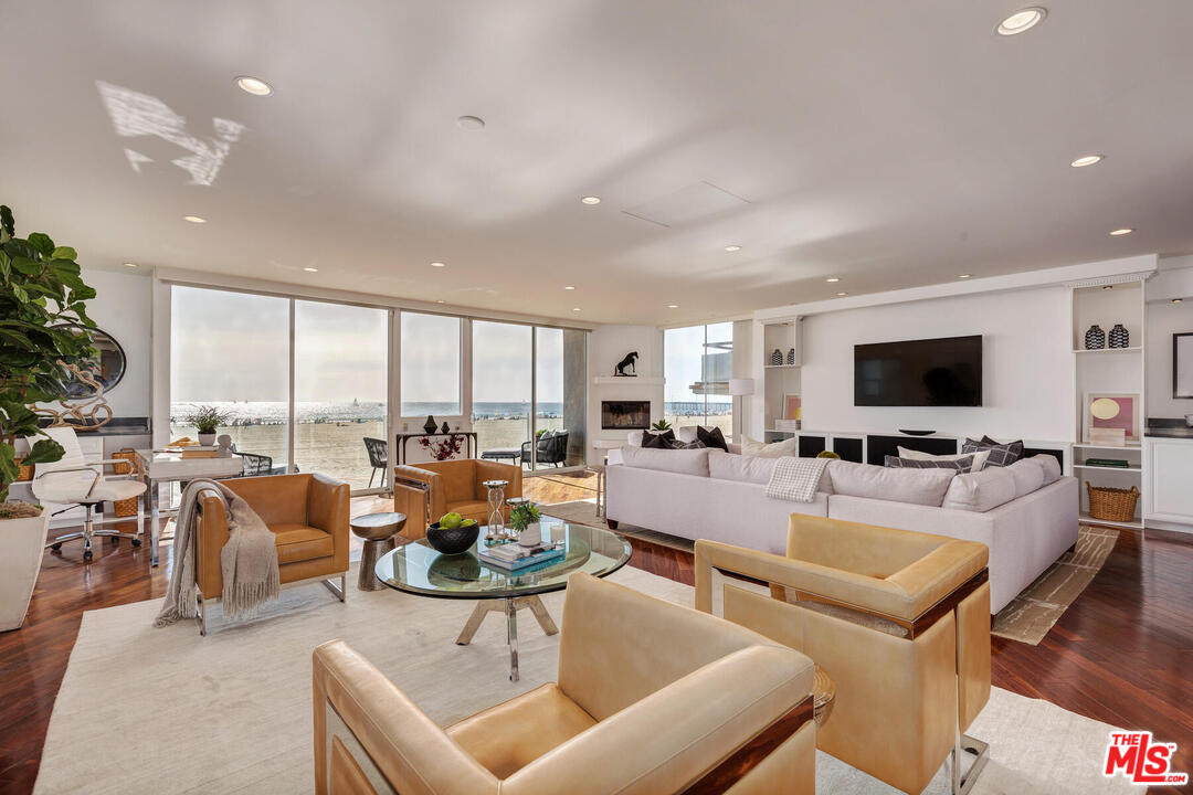 3711 Ocean Front Walk, Unit 2 Marina del Rey, CA 90292 - Photo 2 of 35 Gallery Image 2