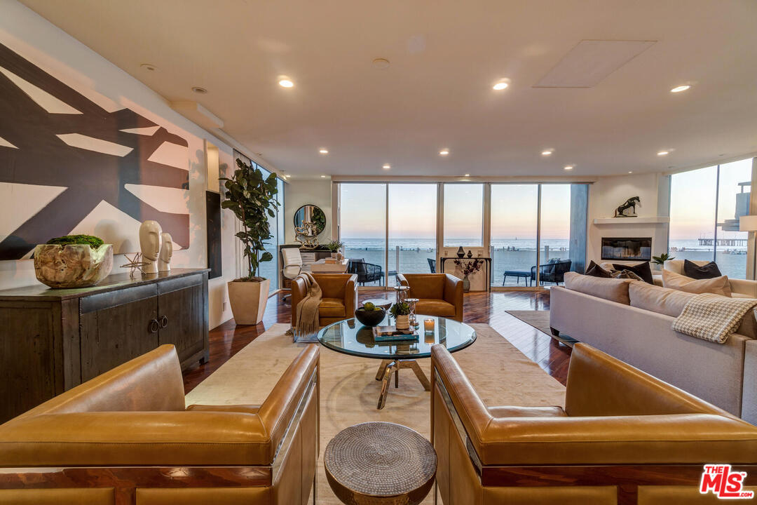 3711 Ocean Front Walk, Unit 2 Marina del Rey, CA 90292 - Photo 17 of 35 Gallery Image 17