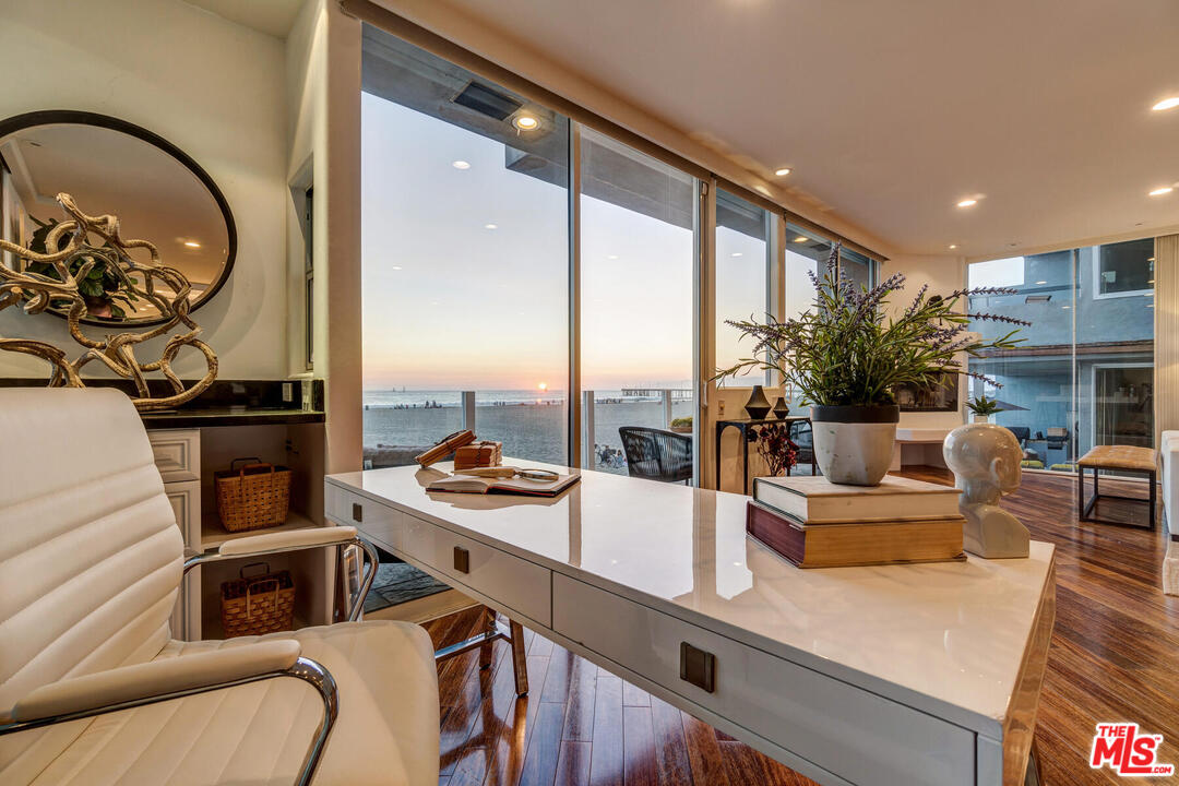 3711 Ocean Front Walk, Unit 2 Marina del Rey, CA 90292 - Photo 18 of 35 Gallery Image 18