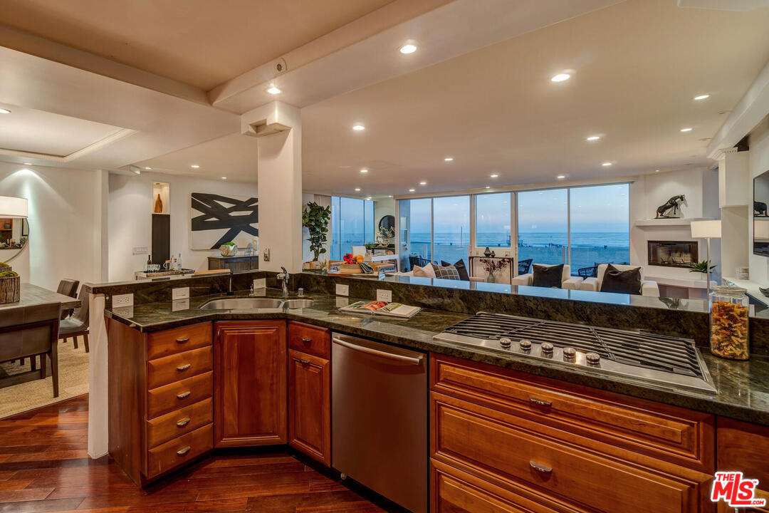 3711 Ocean Front Walk, Unit 2 Marina del Rey, CA 90292 - Photo 22 of 35 Gallery Image 22