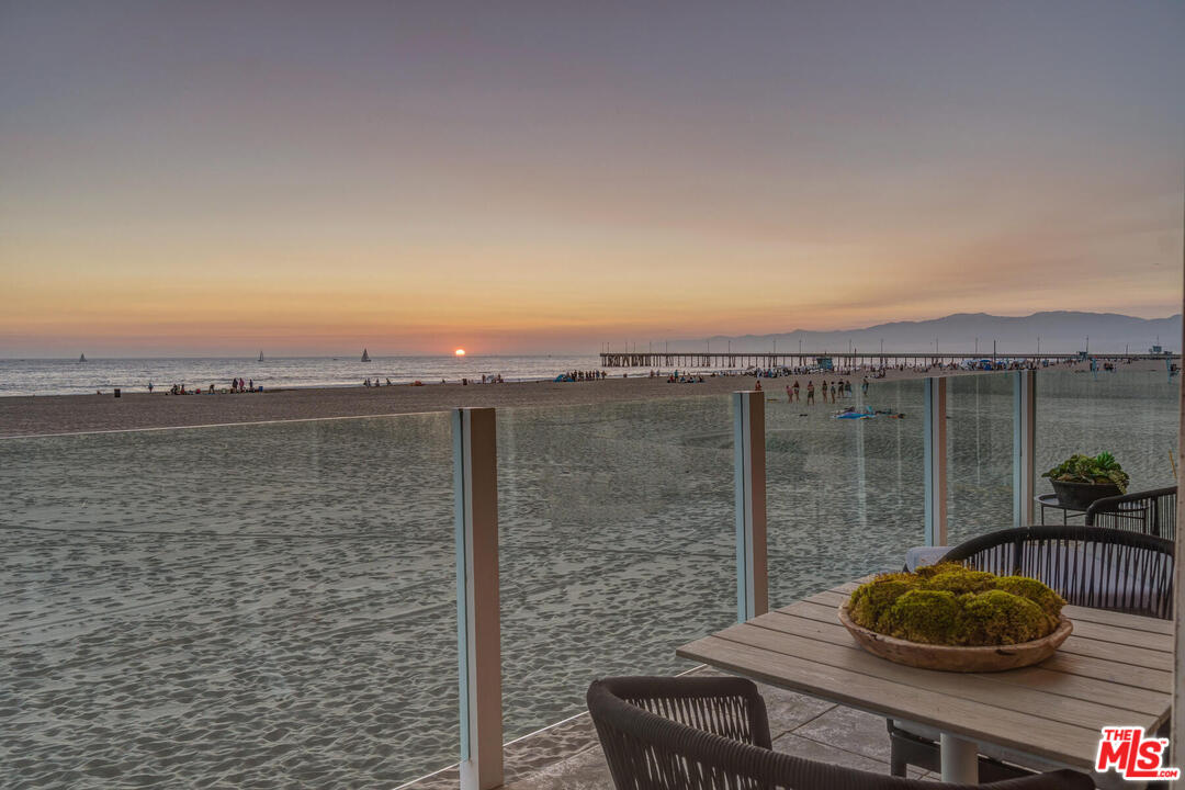 3711 Ocean Front Walk, Unit 2 Marina del Rey, CA 90292 - Photo 25 of 35 Gallery Image 25