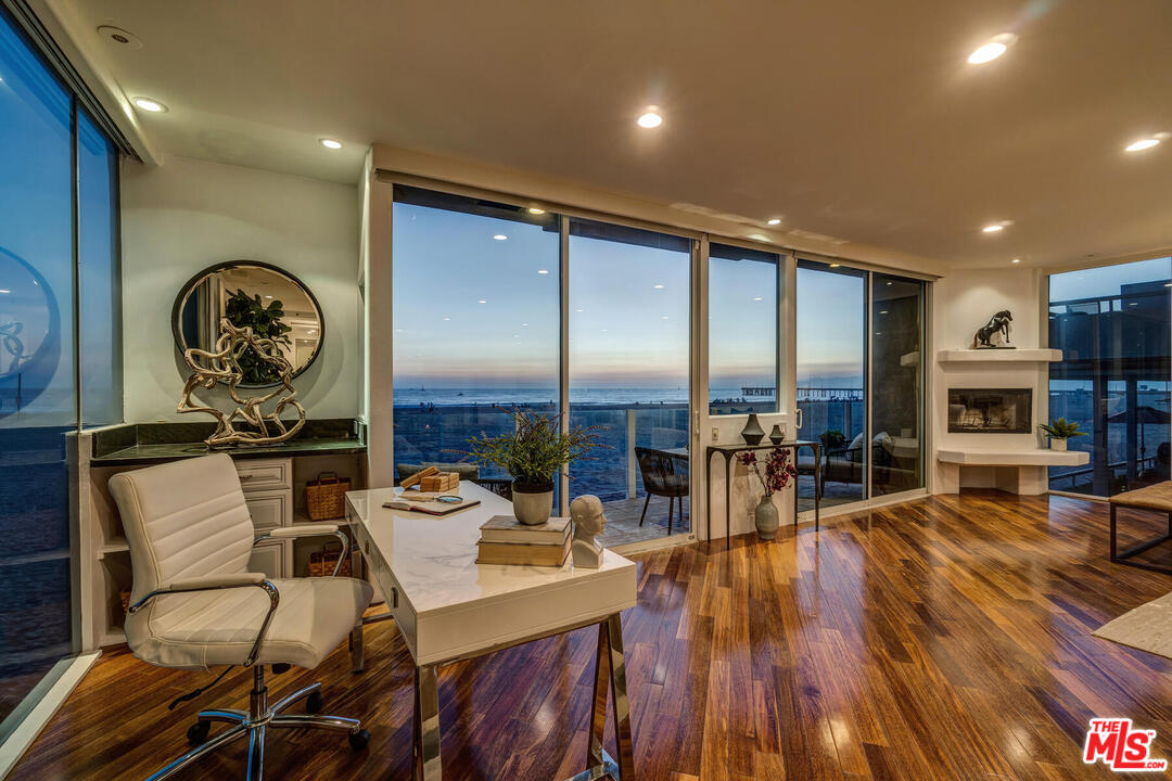 3711 Ocean Front Walk, Unit 2 Marina del Rey, CA 90292 - Photo 29 of 35 Gallery Image 29