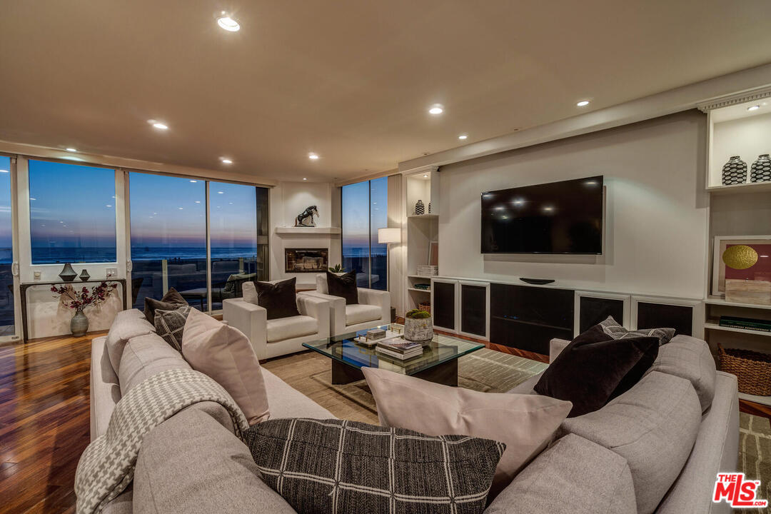 3711 Ocean Front Walk, Unit 2 Marina del Rey, CA 90292 - Photo 31 of 35 Gallery Image 31