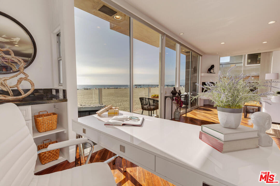 3711 Ocean Front Walk, Unit 2 Marina del Rey, CA 90292 - Photo 5 of 35 Gallery Image 5