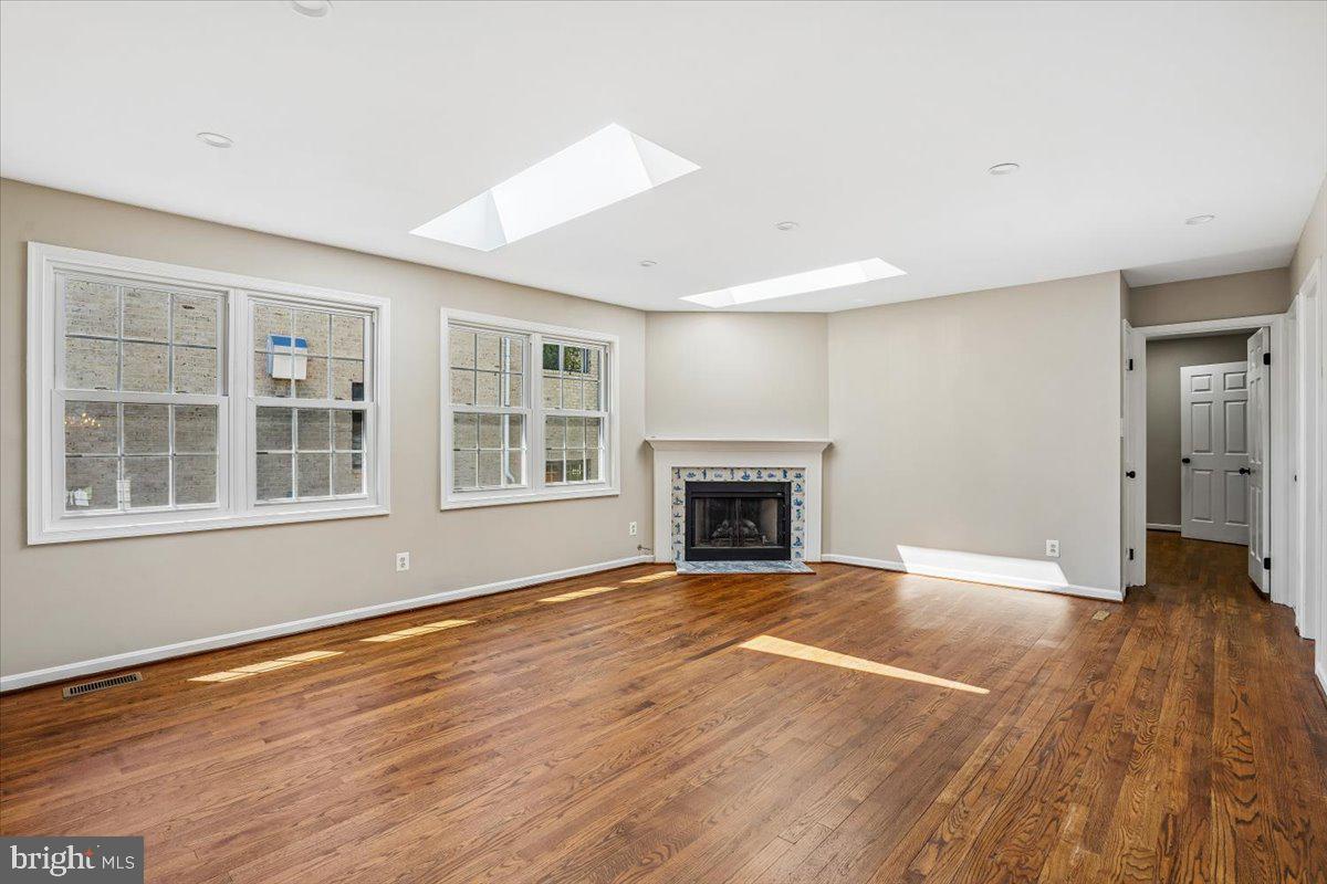 6904 Chelsea Road McLean, VA 22101 - Photo 4 of 15 Bright and airy living space awaits.