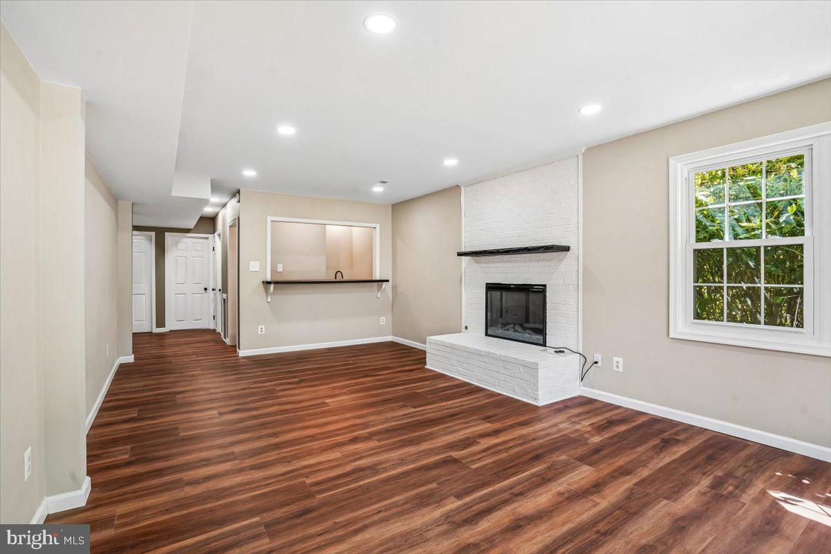 6904 Chelsea Road McLean, VA 22101 - Photo 9 of 15 Bright and inviting living space.