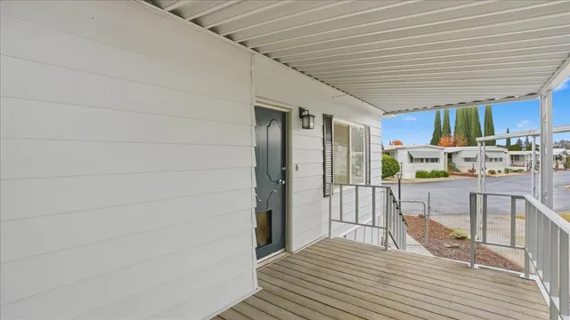 a view of livingroom with furniture