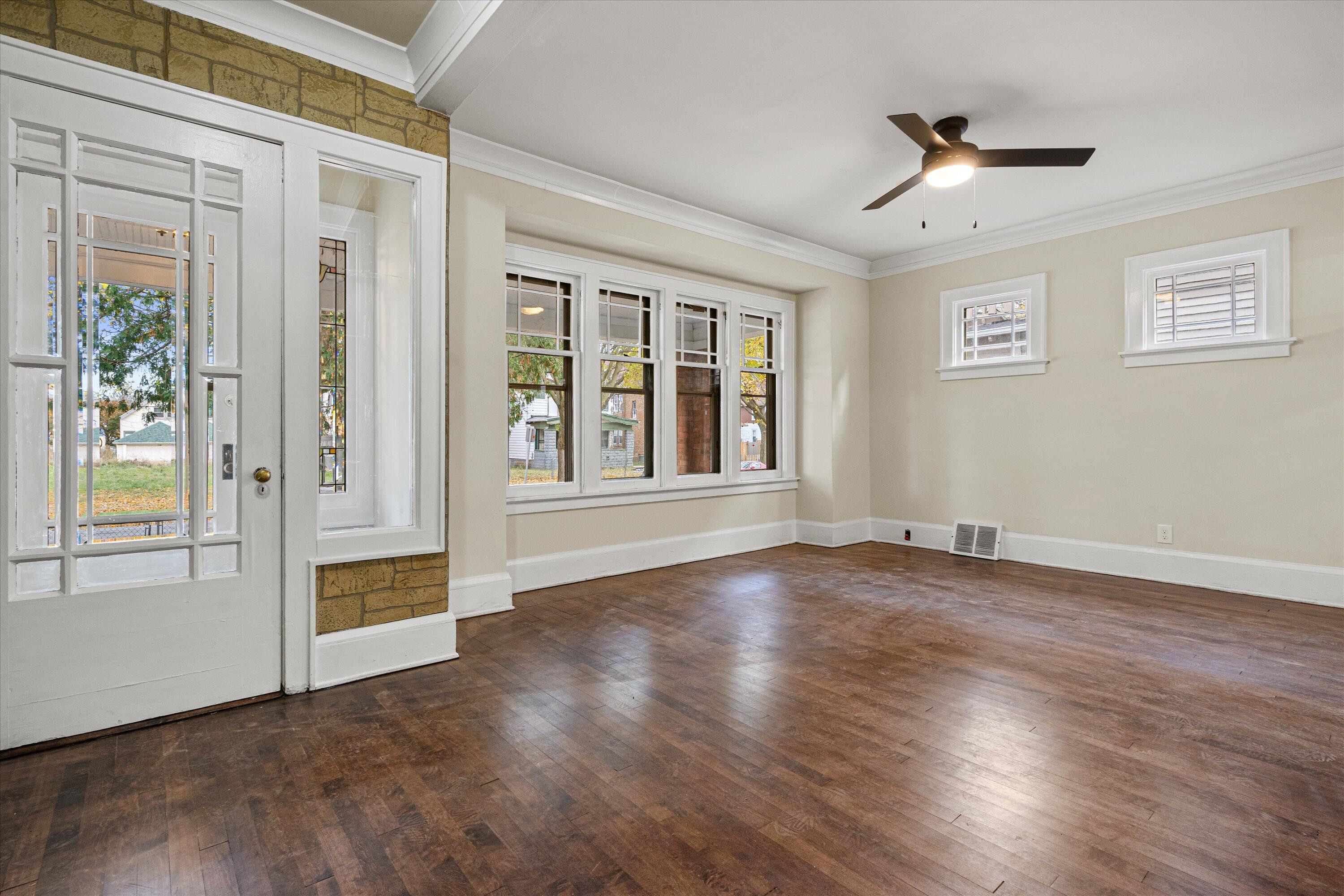 2761 North 39th Street, Unit 2763 Milwaukee, WI 53210 - Photo 26 of 49 living room entry lower