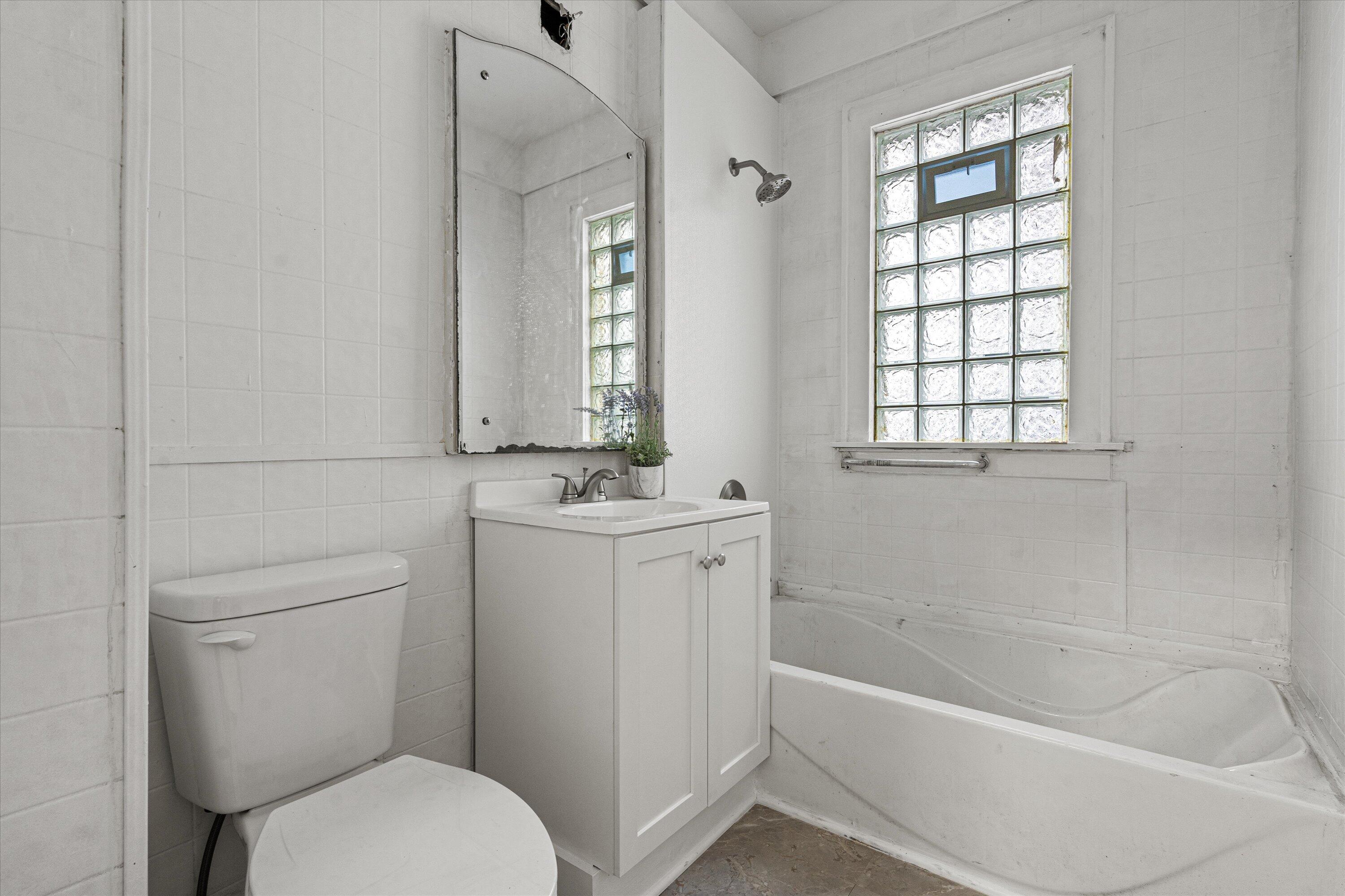 2761 North 39th Street, Unit 2763 Milwaukee, WI 53210 - Photo 37 of 49 bath