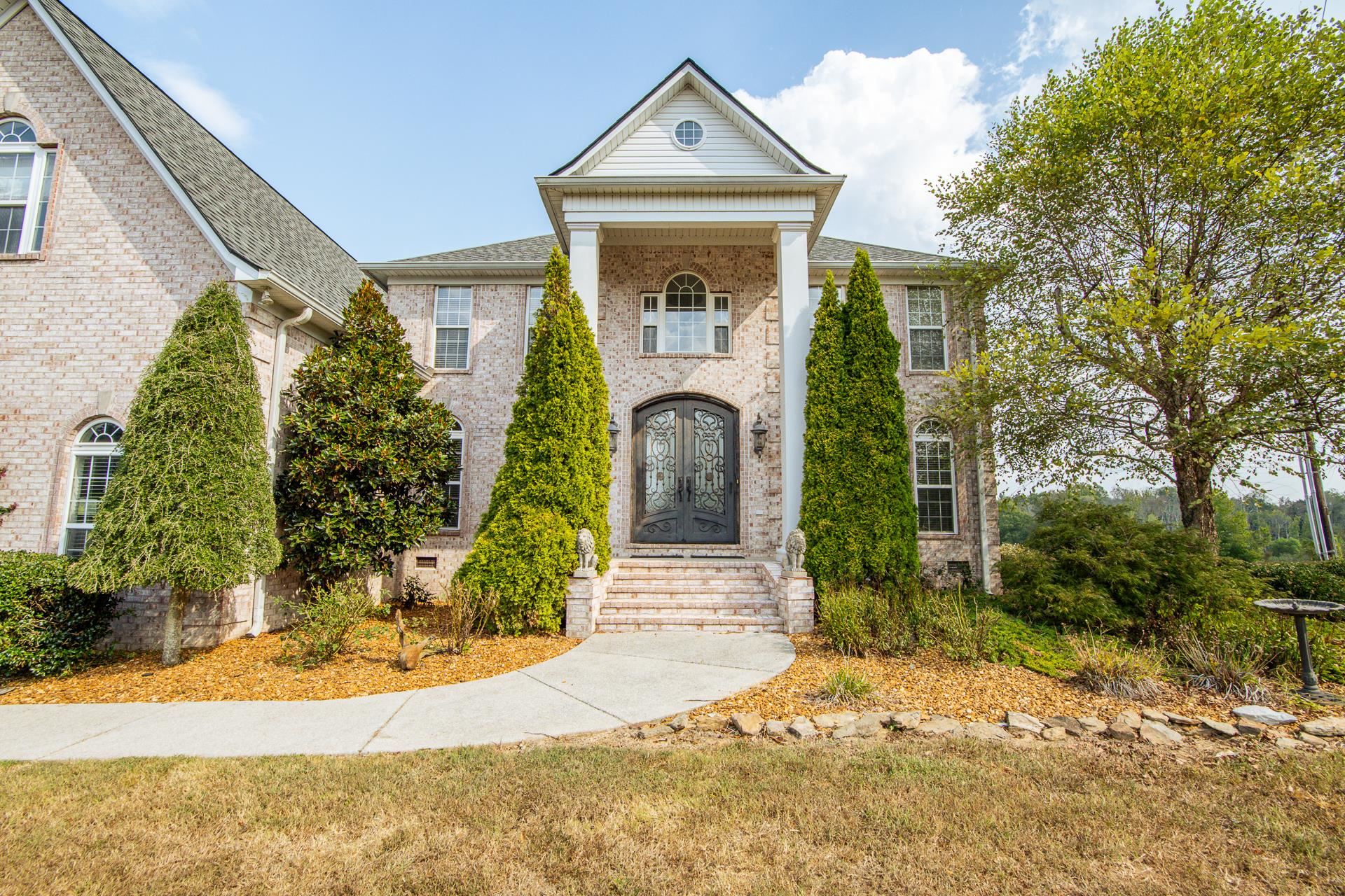 5166 Middlefork Road Luray, TN 38352 - Photo 3 of 40 a front view of a house with garden