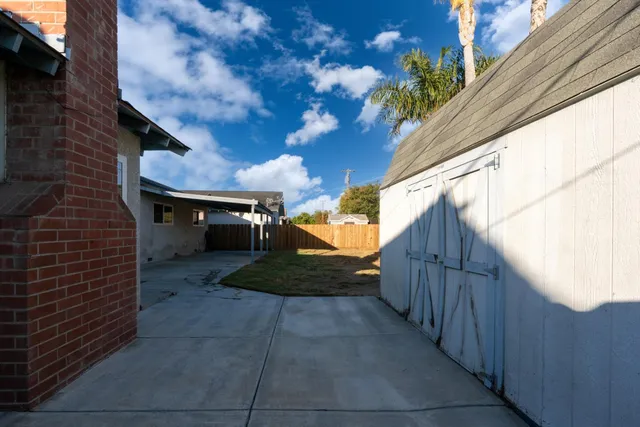 a view of a backyard