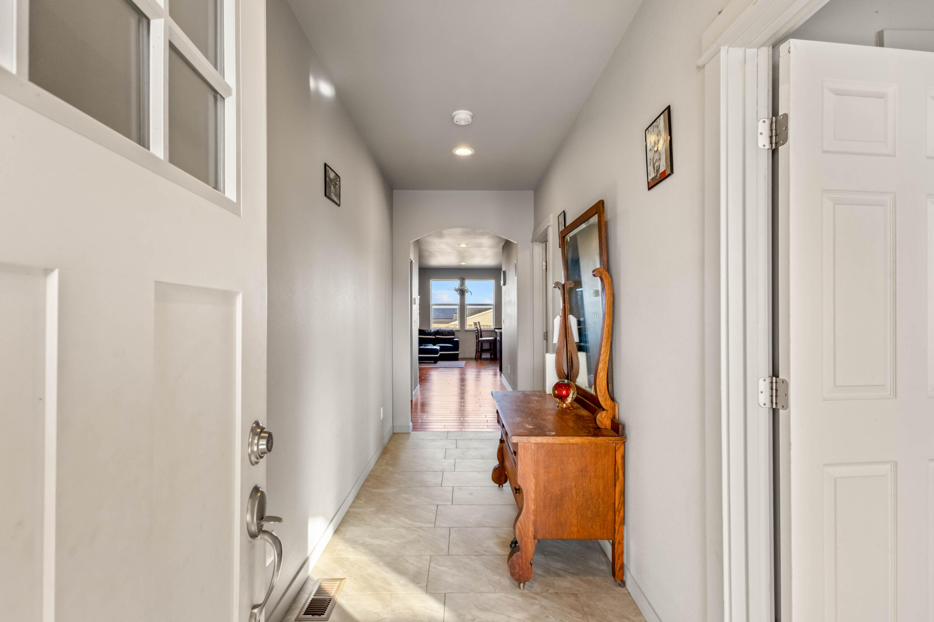 539 Leisek Way Madras, OR 97741 - Photo 3 of 35 a hallway with wooden floor and furniture
