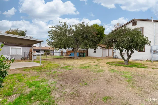 a view of a house with backyard and garden