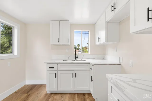 a view of room with hardwood floor and ceiling fan