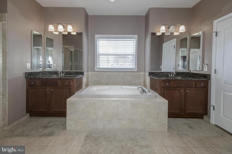 9306 Castle Hill Road Springfield, VA 22153 - Photo 17 of 30 Bath (Master)