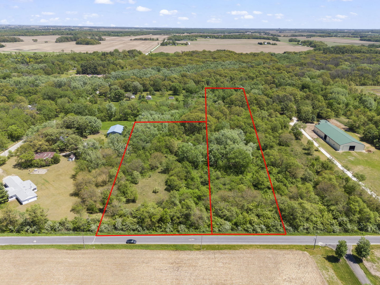 37215 Darby Road Wilmington, IL 60481 - Photo 3 of 10 an aerial view of a yard with houses