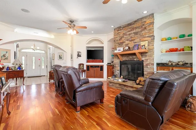 $975,000 | 590 Crescent Street, Umatilla, FL 32784