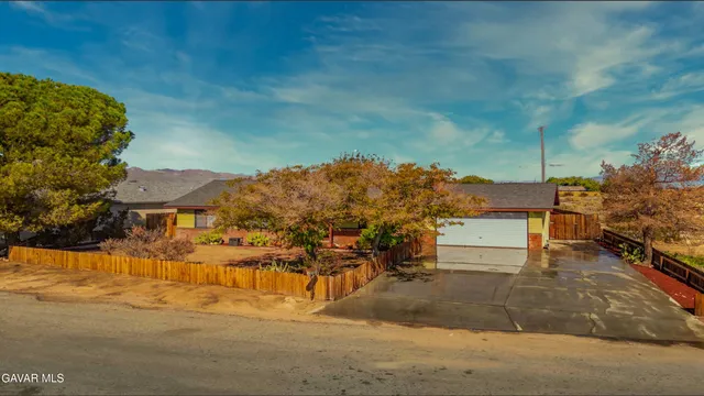 a view of residential houses with outdoor space