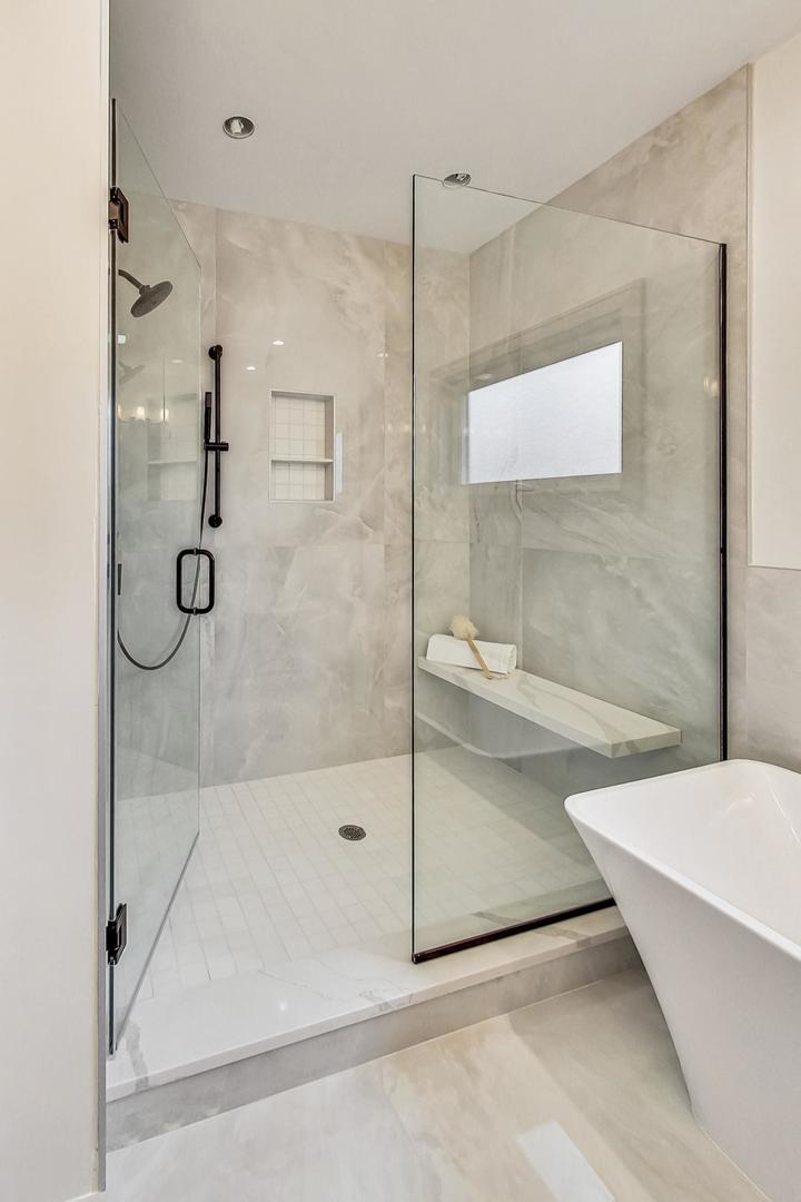4244 South Champlain Avenue Chicago, IL 60653 - Photo 17 of 34 a bathroom with a bathtub and a shower