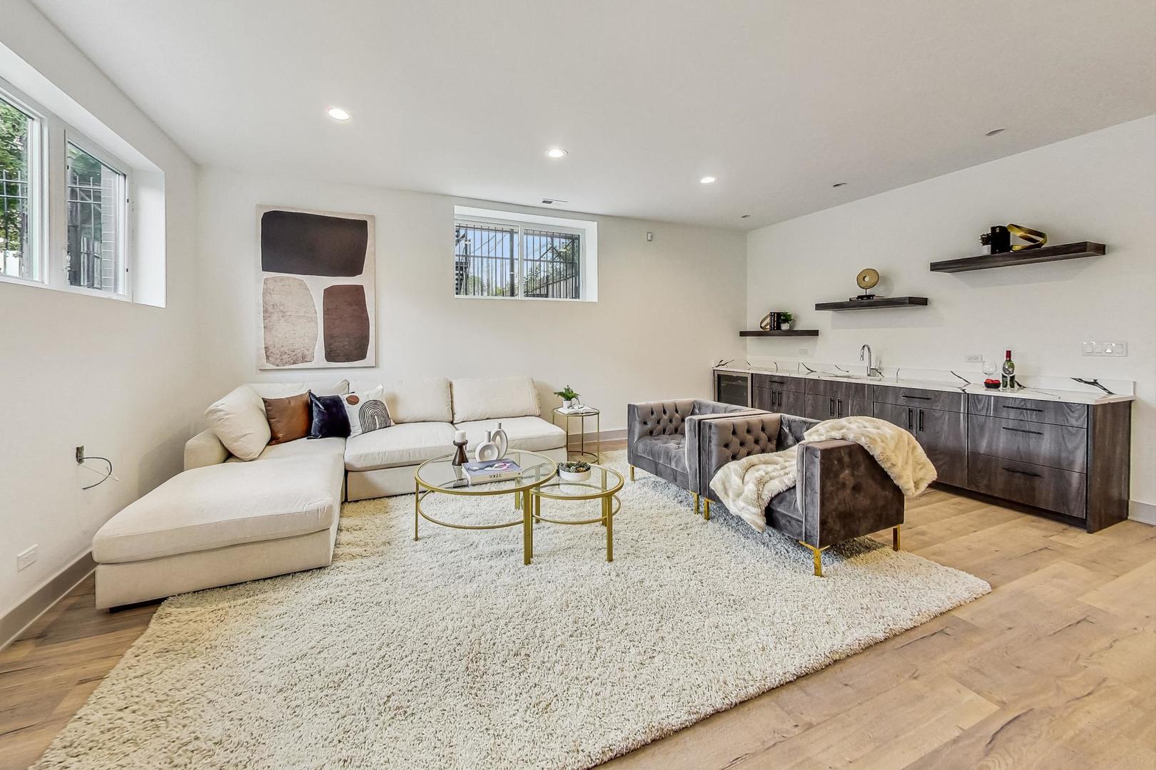4244 South Champlain Avenue Chicago, IL 60653 - Photo 24 of 34 a living room with furniture and a couch