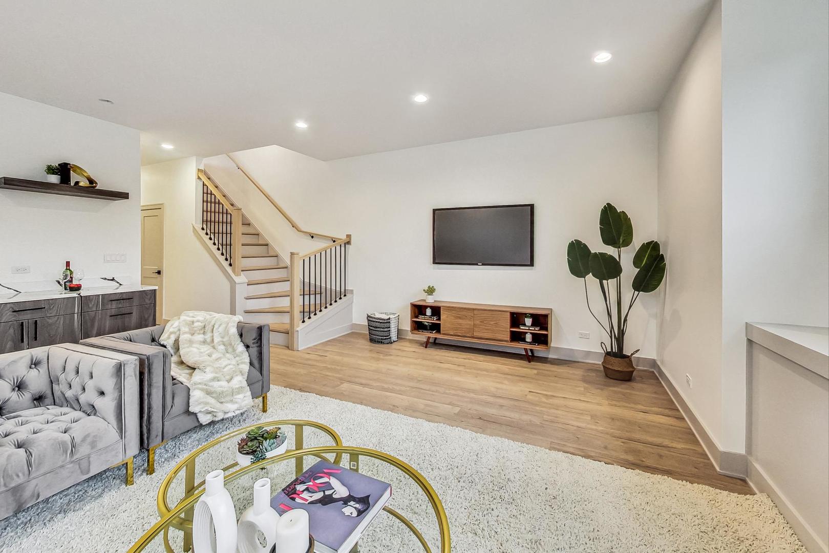 4244 South Champlain Avenue Chicago, IL 60653 - Photo 25 of 34 a living room with furniture and a flat screen tv