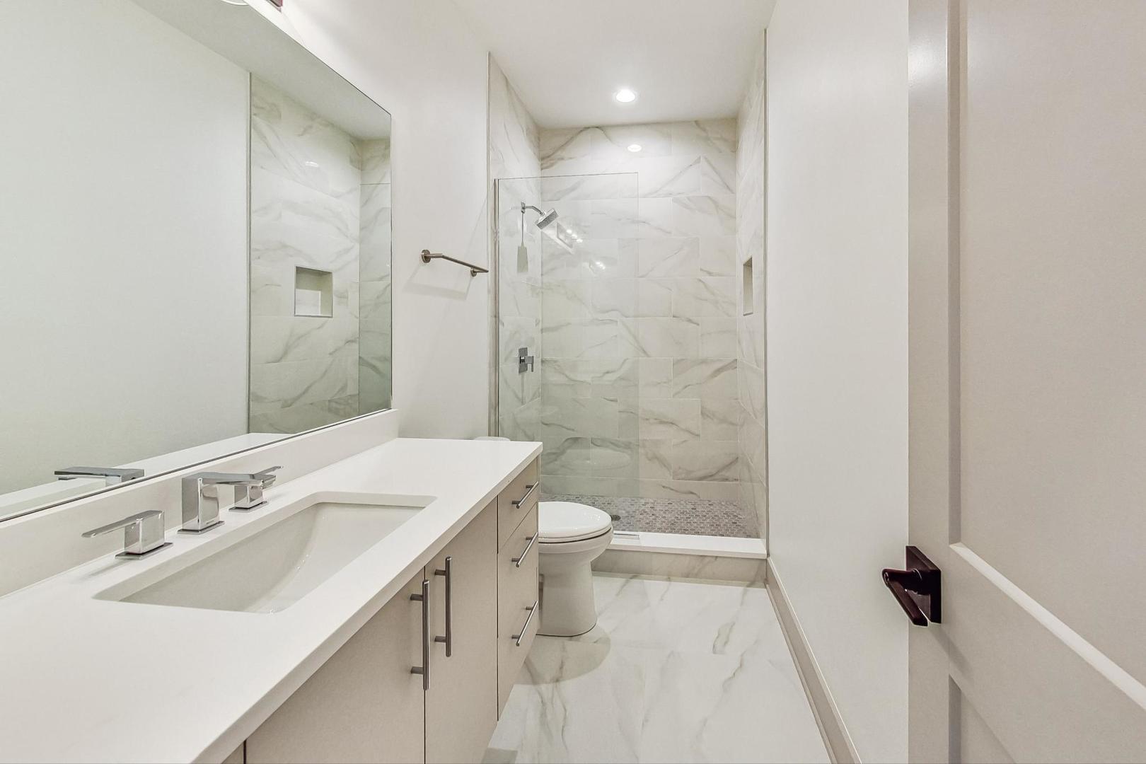 4244 South Champlain Avenue Chicago, IL 60653 - Photo 29 of 34 a bathroom with a sink toilet and shower