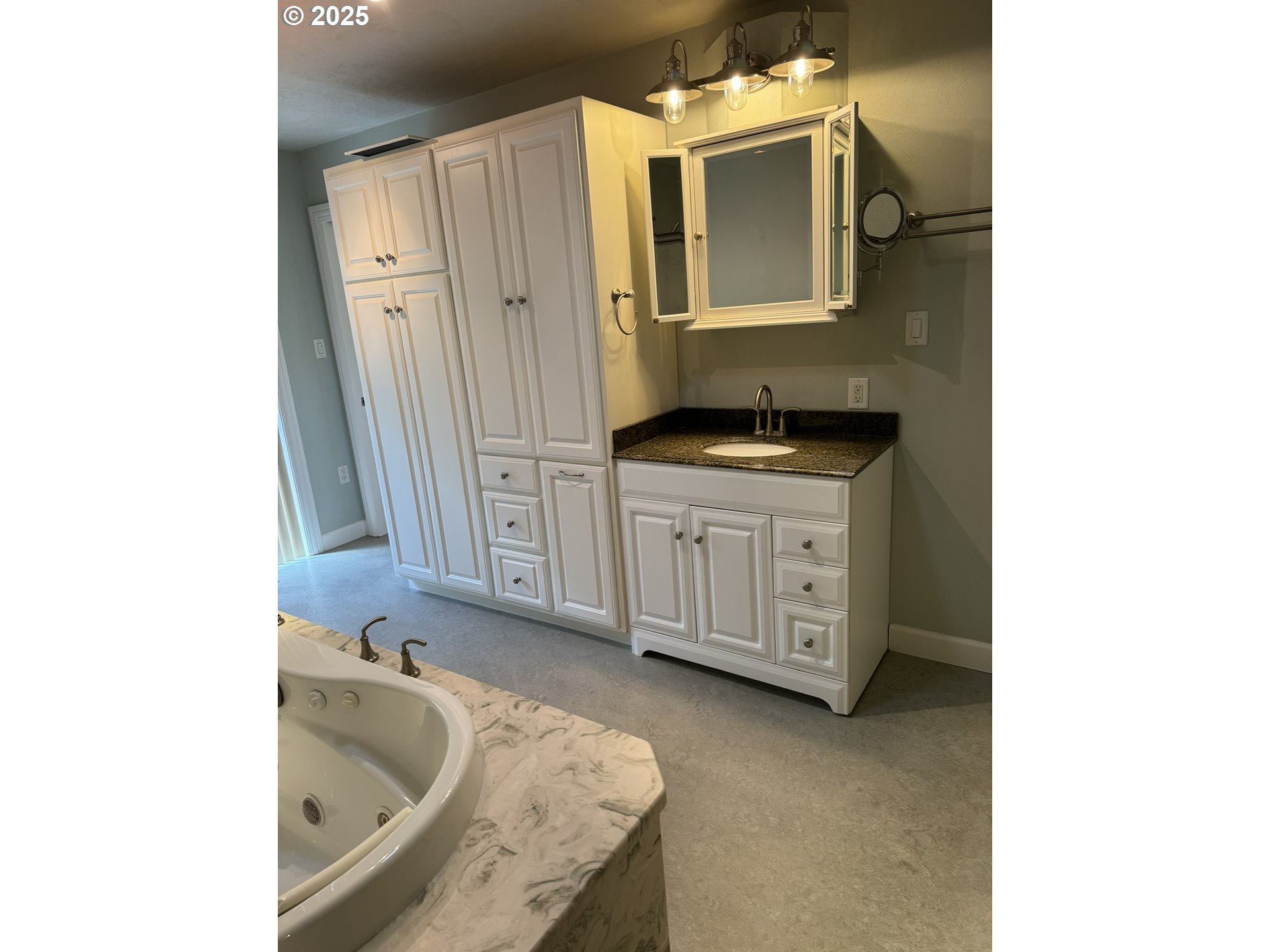 810 East 20th Avenue Eugene, OR 97405 - Photo 18 of 30 a bathroom with a tub sink and mirror