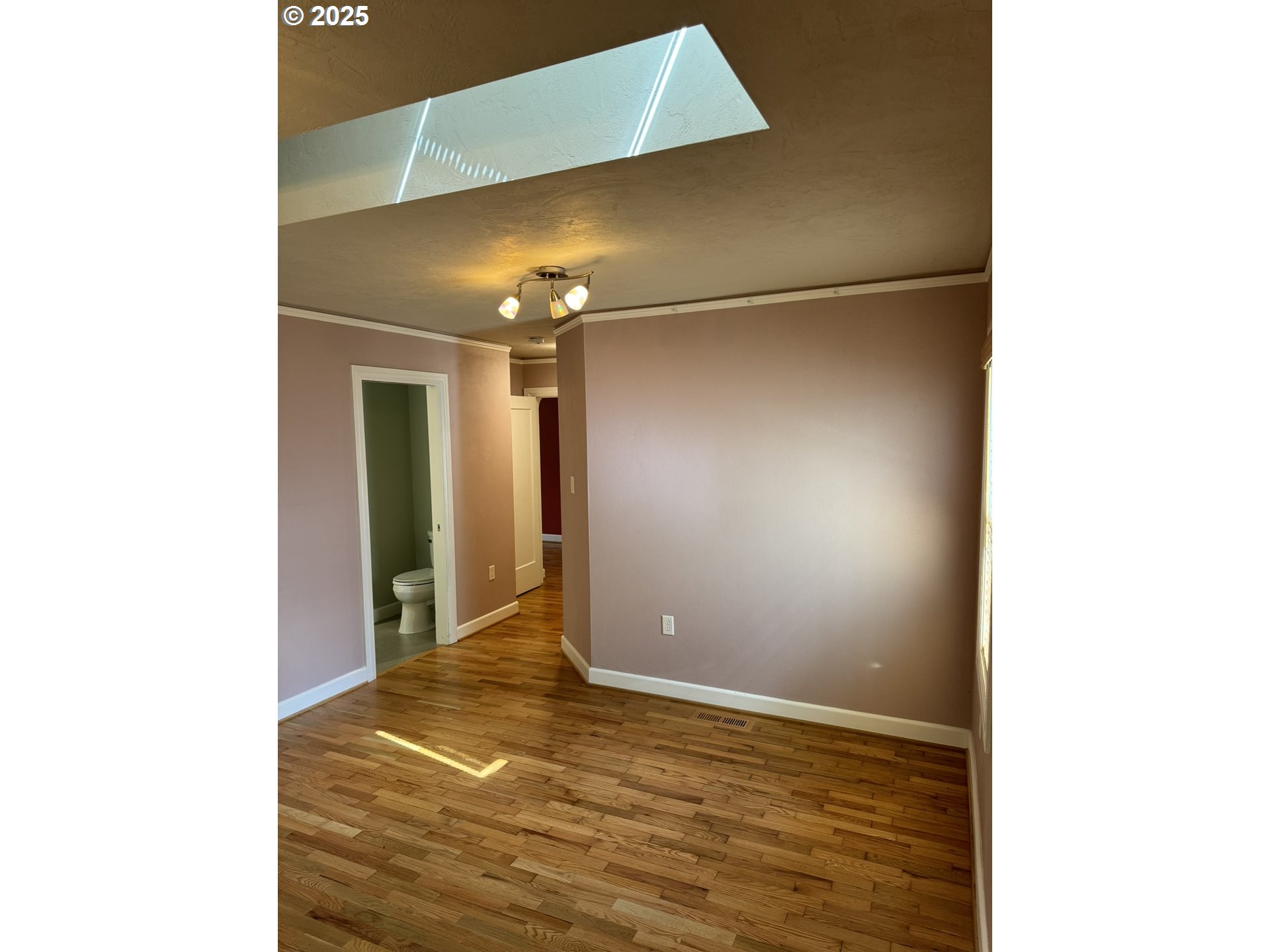 810 East 20th Avenue Eugene, OR 97405 - Photo 20 of 30 a view of an empty room