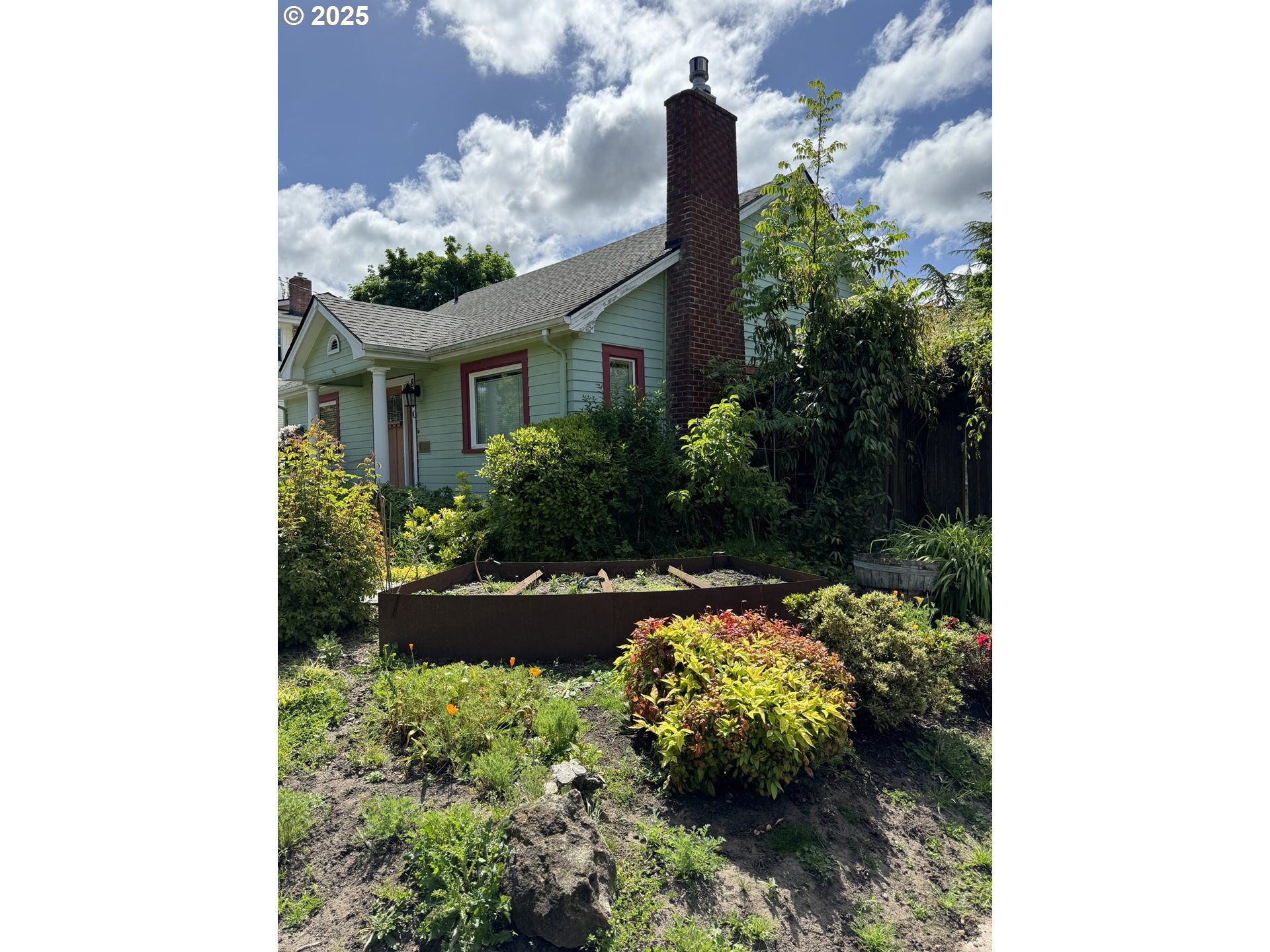 810 East 20th Avenue Eugene, OR 97405 - Photo 2 of 30 a front view of a house with a yard
