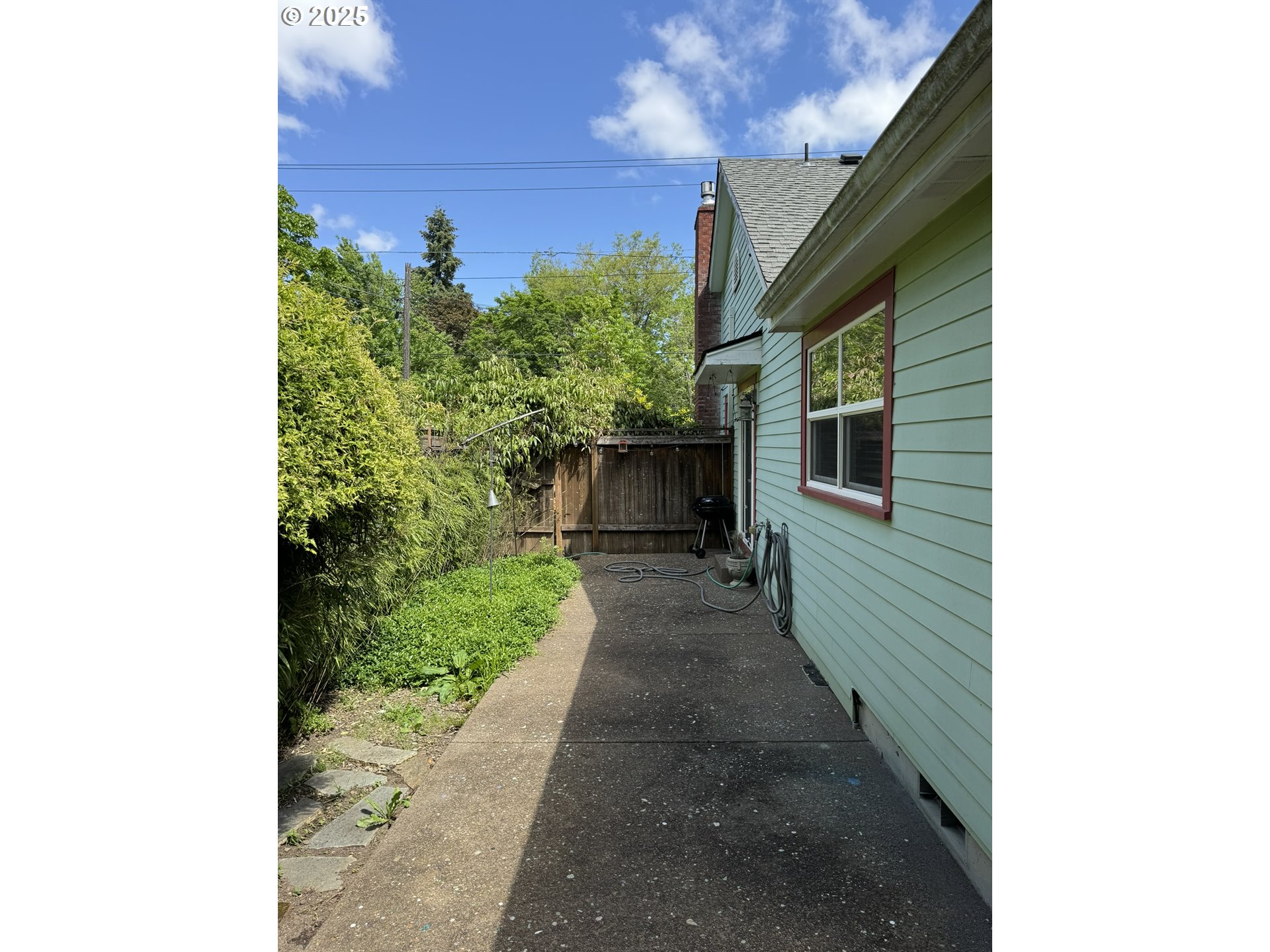 810 East 20th Avenue Eugene, OR 97405 - Photo 27 of 30 a view of a back yard with green space